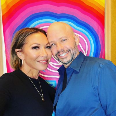 Daisy Cryer's parents, Jon Daisy and Lisa Marie Joyner posing for an photo shoot.